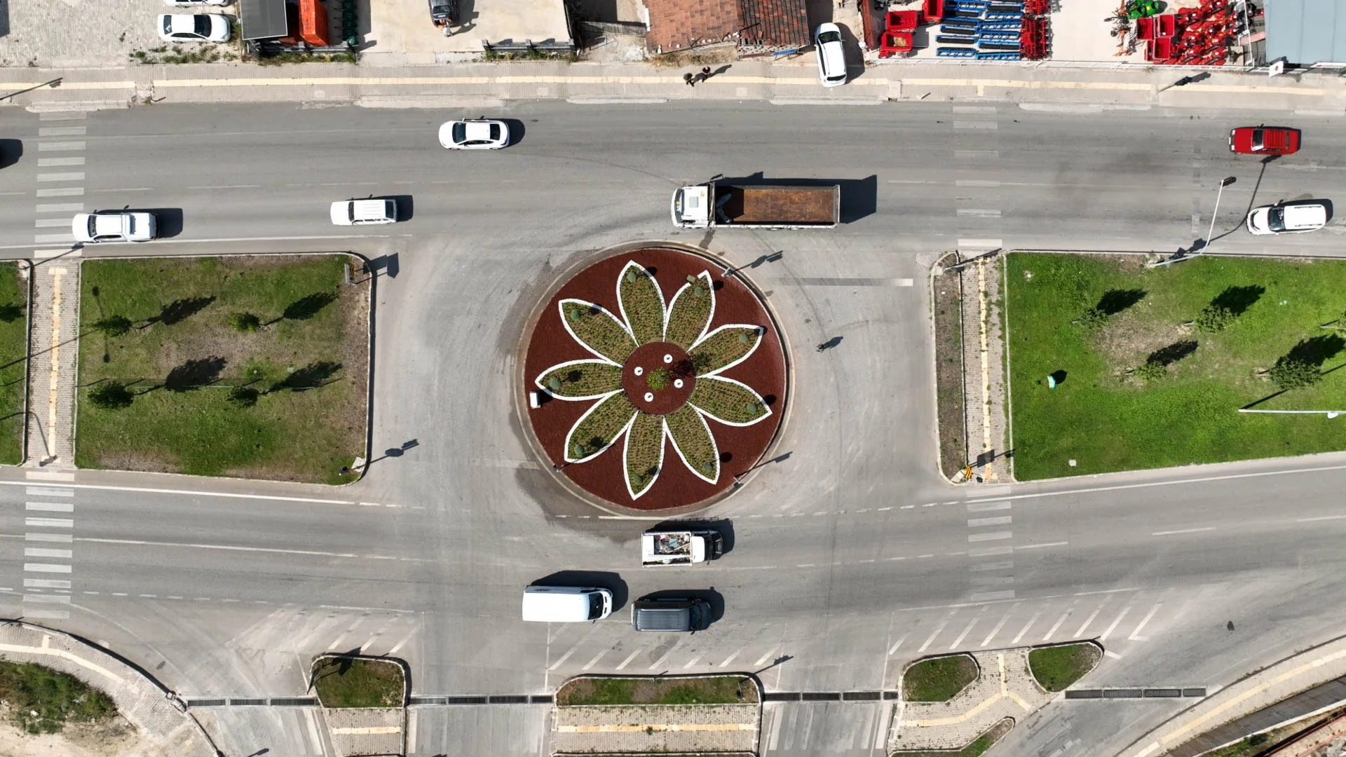 ÜRETKEN BELEDİYECİLİK ANLAYIŞIYLA 250 BİN MEVSİMLİK ÇİÇEK ÜRETİLDİ - Görsel 3