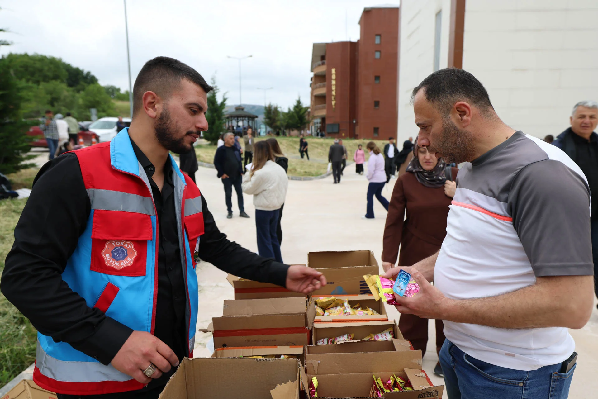 TOKAT BELEDİYESİ YKS MARATONUNDA GENÇLERİ VE AİLELERİNİ YALNIZ BIRAKMADI - Görsel 3