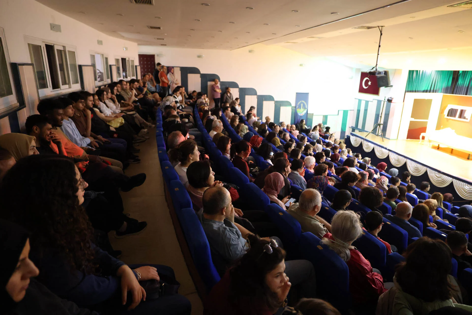 TOKAT BELEDİYESİ 1. TİYATRO FESTİVALİ SANATSEVERLERDEN TAM NOT ALDI - Görsel 3