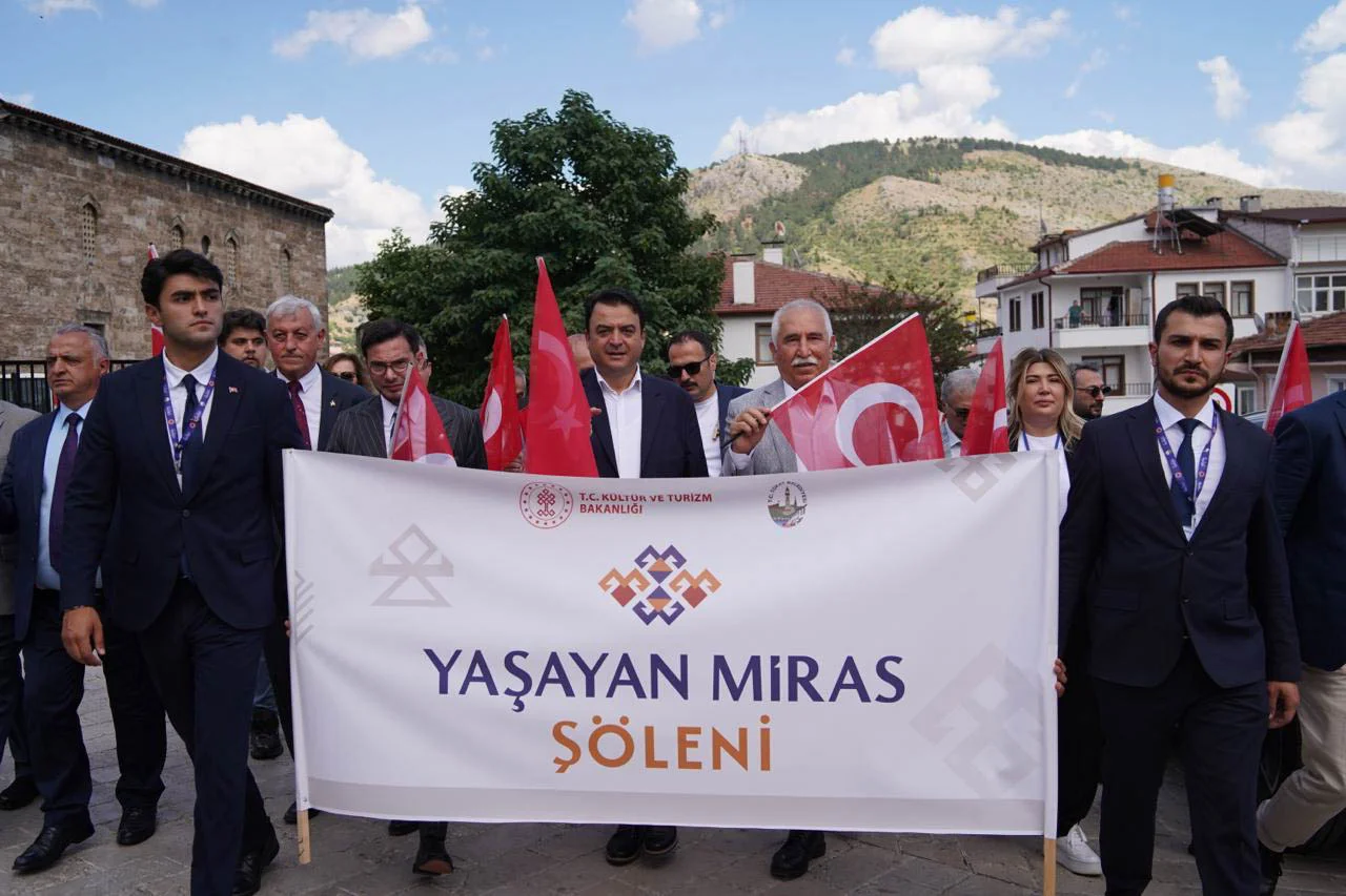 SANATSEVERLERİN YOĞUN İLGİ GÖSTERDİĞİ TOKAT YAŞAYAN MİRAS ŞÖLENİ SONA ERDİ - Görsel 1