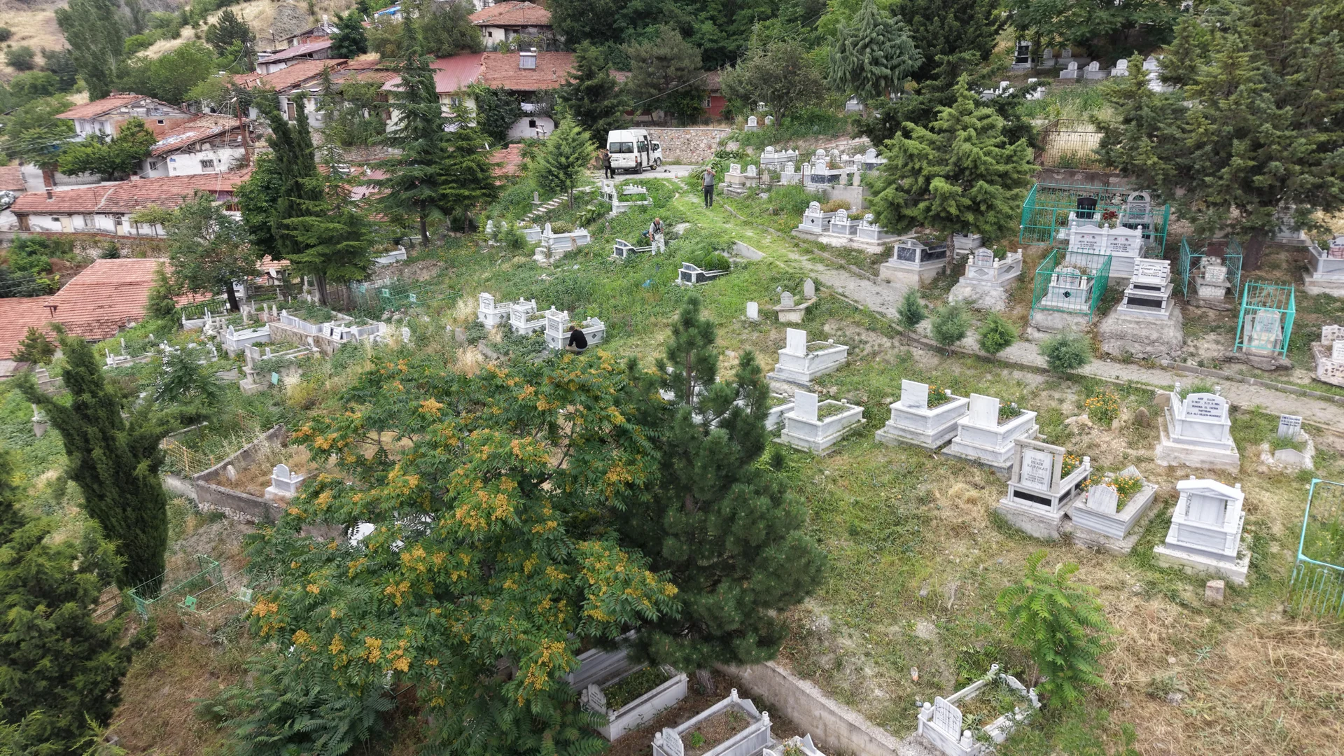MEZARLIKLARDA YAZ BAKIMI VE TEMİZLİK ÇALIŞMALARI ARALIKSIZ SÜRÜYOR - Görsel 1