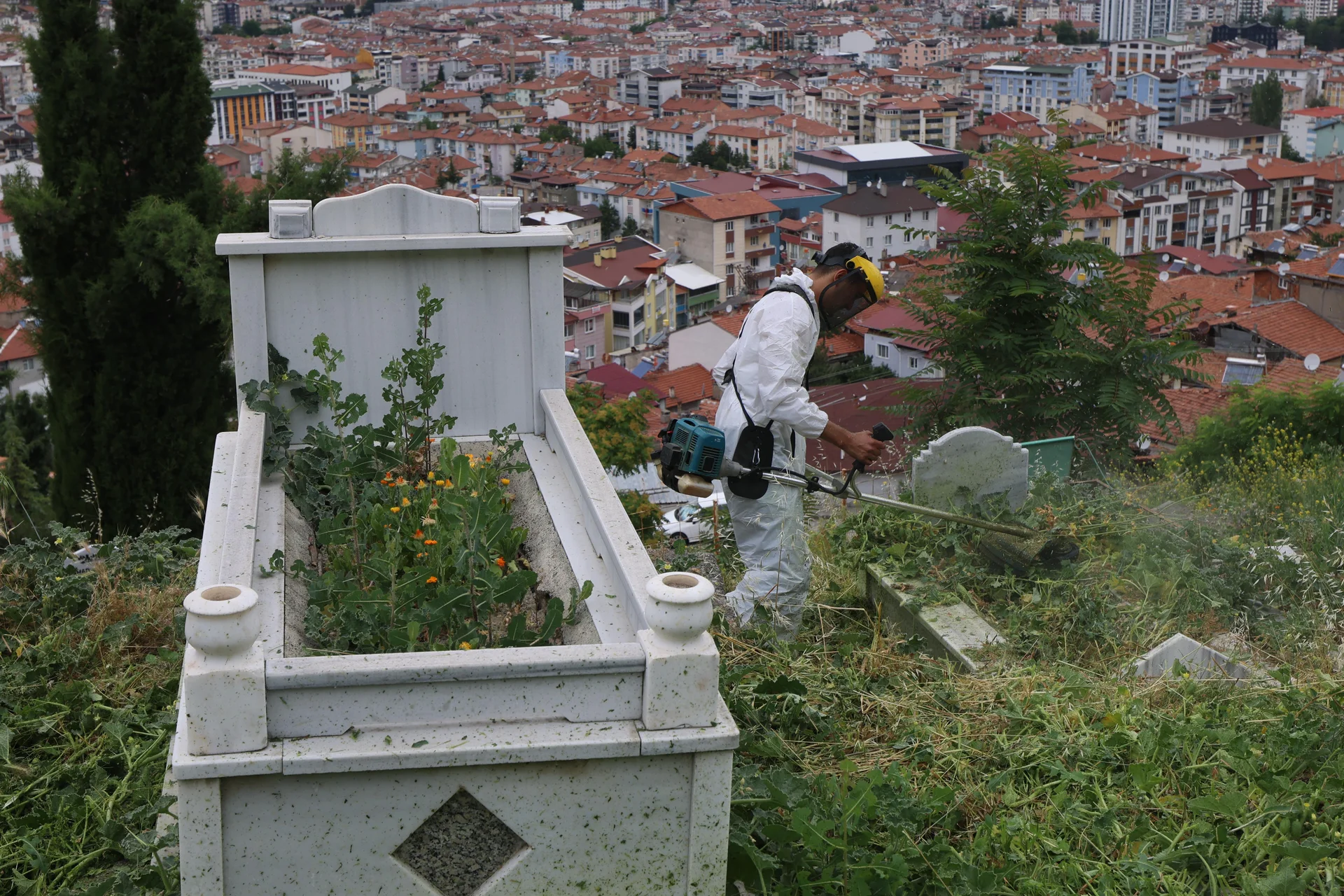 MEZARLIKLARDA YAZ BAKIMI VE TEMİZLİK ÇALIŞMALARI ARALIKSIZ SÜRÜYOR - Görsel 3