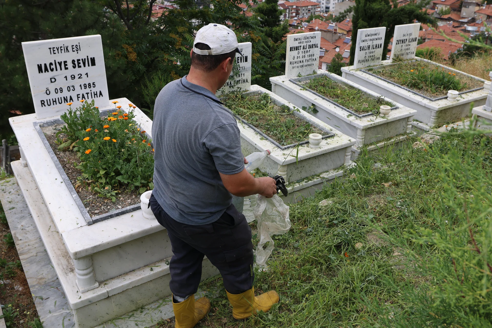 MEZARLIKLARDA YAZ BAKIMI VE TEMİZLİK ÇALIŞMALARI ARALIKSIZ SÜRÜYOR - Görsel 6