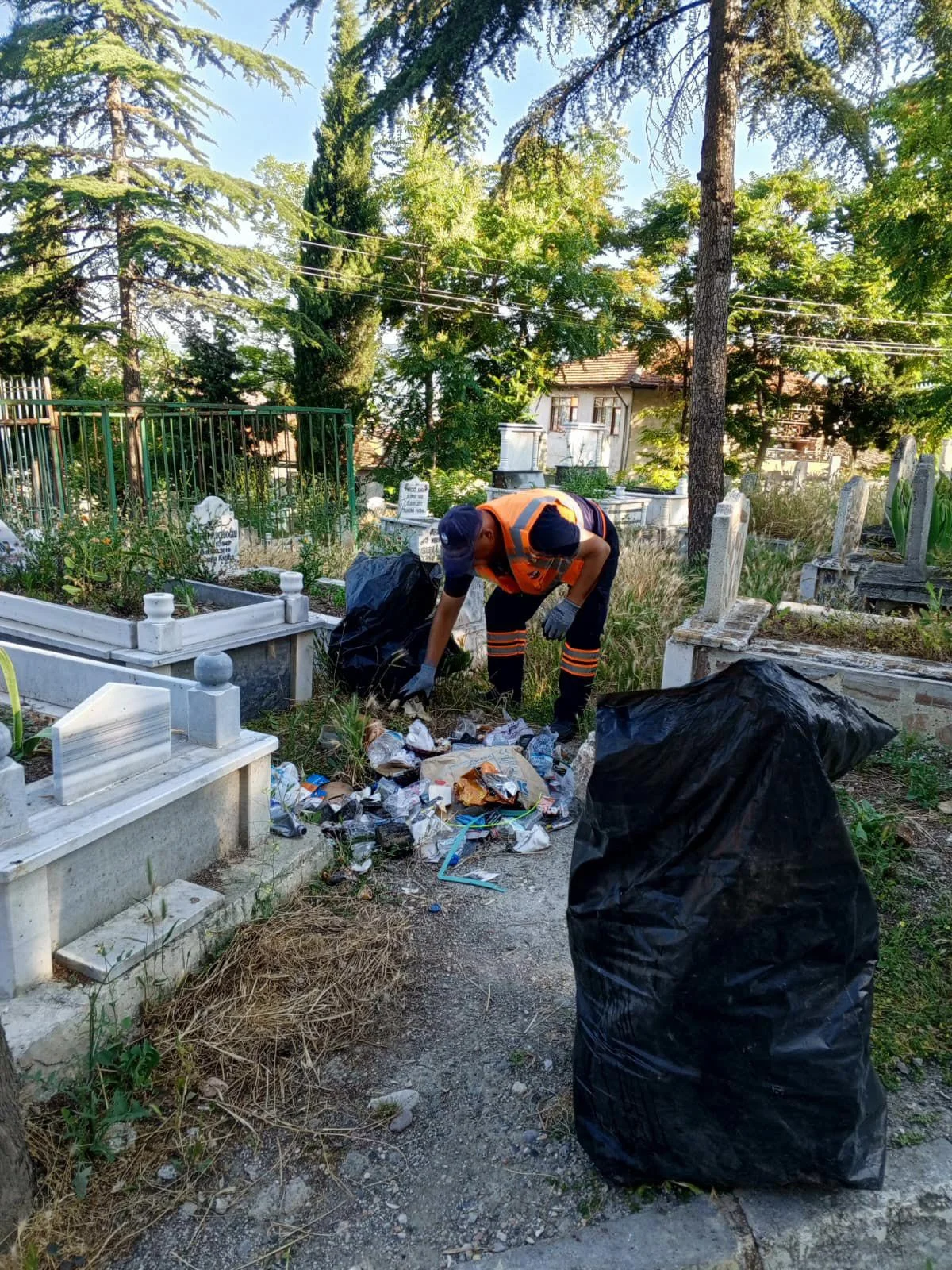 MEZARLIKLARDA YAZ BAKIMI VE TEMİZLİK ÇALIŞMALARI ARALIKSIZ SÜRÜYOR - Görsel 11