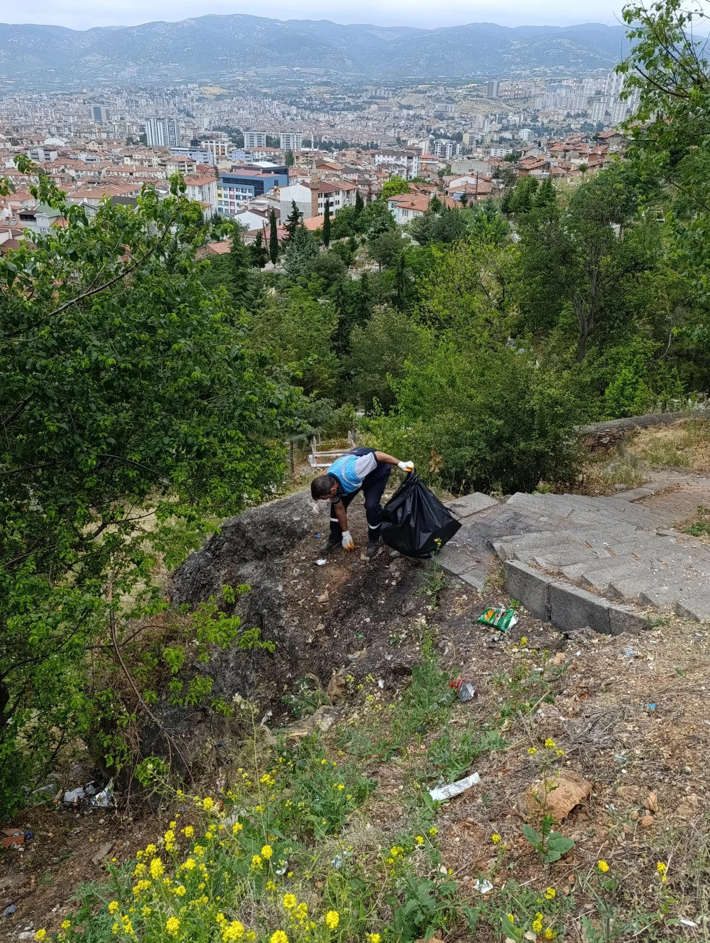 MEZARLIKLARDA YAZ BAKIMI VE TEMİZLİK ÇALIŞMALARI ARALIKSIZ SÜRÜYOR - Görsel 9
