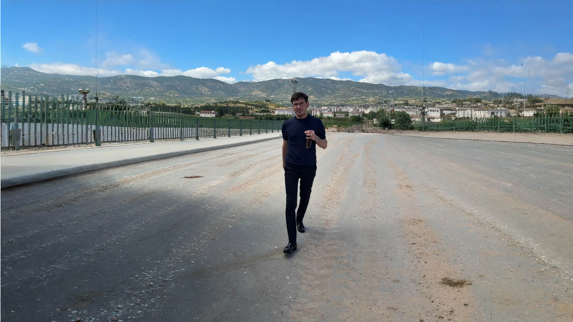 İLK KEZ ÇİFT TABAKALI ASFALTLA İNŞA EDİLEN BARBAROS CADDESİ'NDE SONA DOĞRU - Görsel 2