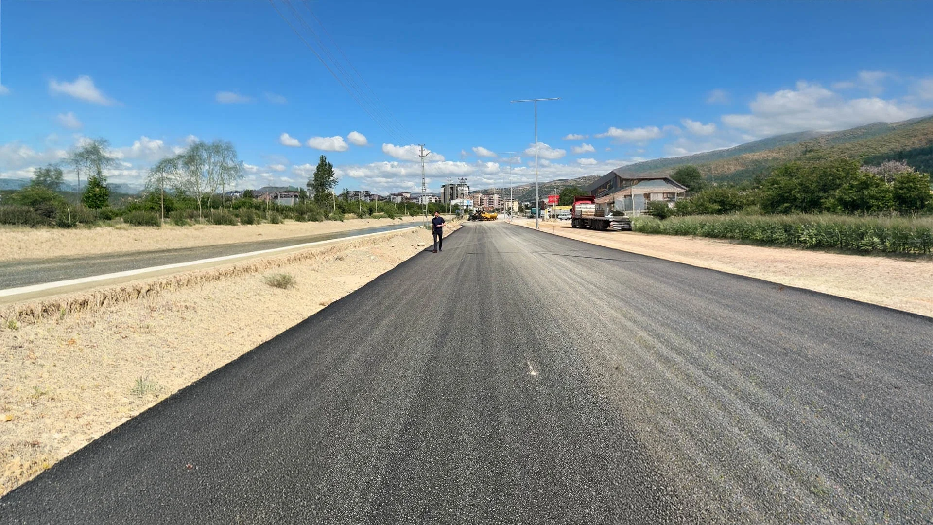 İLK KEZ ÇİFT TABAKALI ASFALTLA İNŞA EDİLEN BARBAROS CADDESİ'NDE SONA DOĞRU - Görsel 3