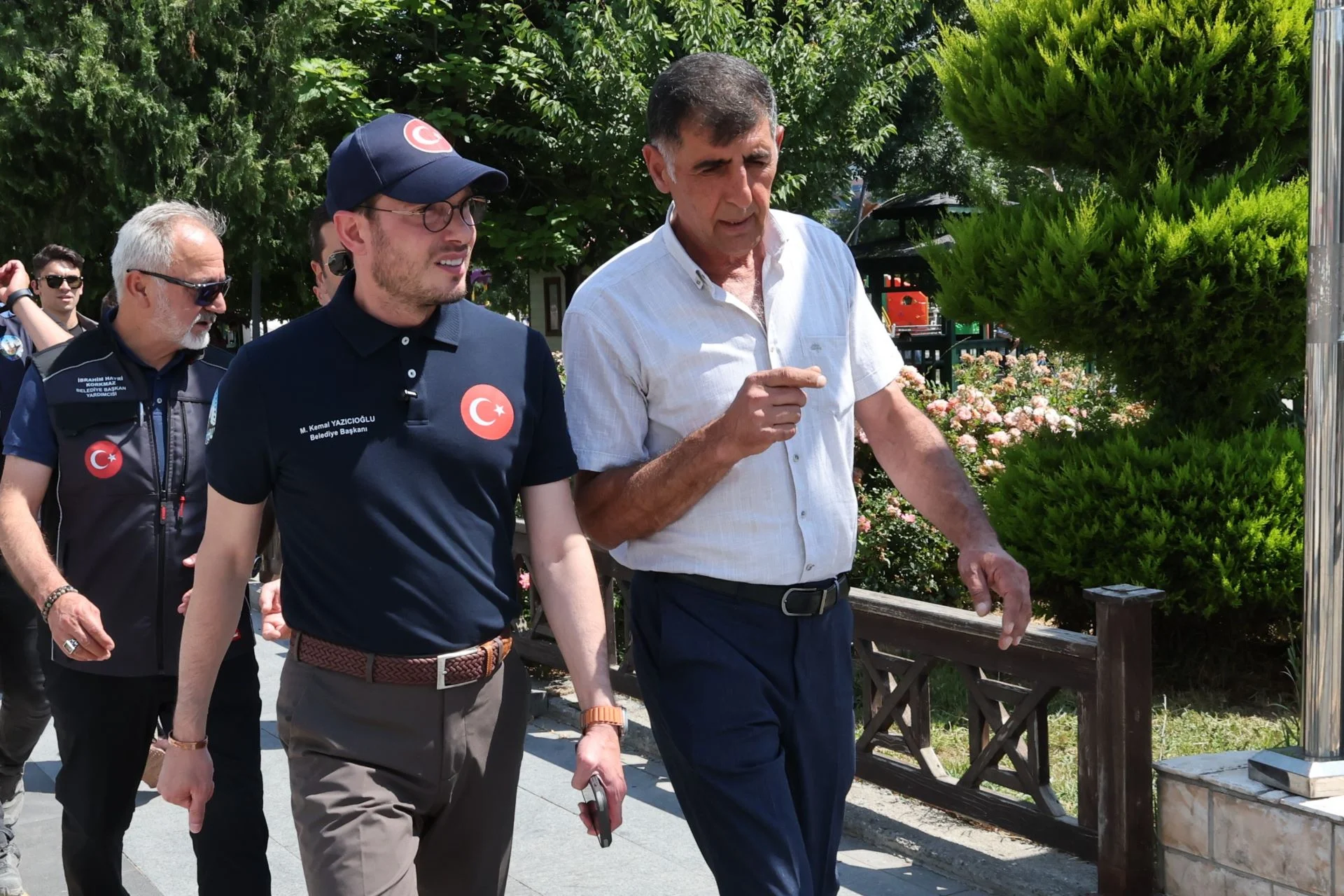 BAŞKAN YAZICIOĞLU ESENTEPE VE DOĞUKENT MAHALLELERİNDE VATANDAŞLARLA BULUŞTU - Görsel 2