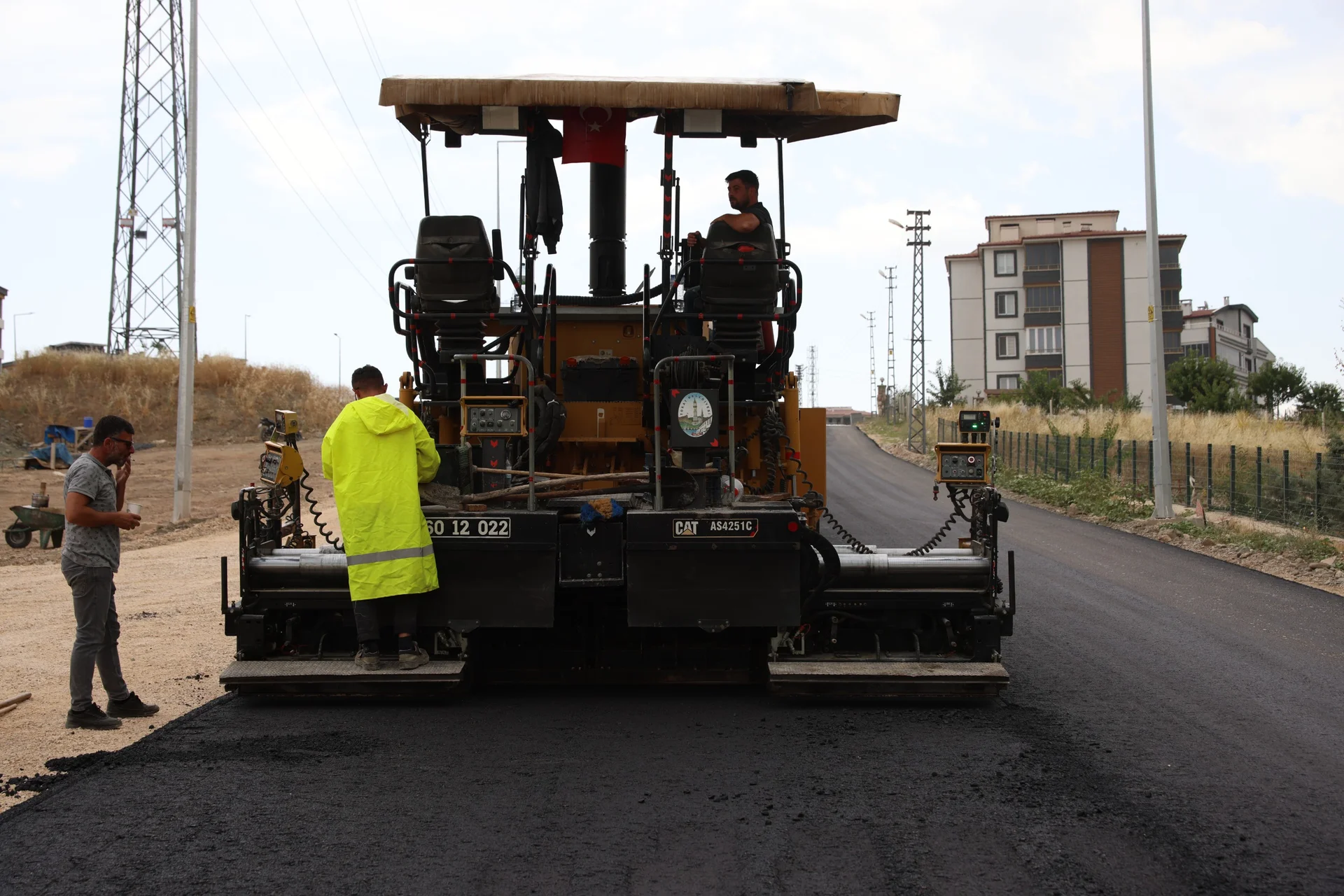GÜNEŞLİ MAHALLESİ GÖLBAŞI CADDESİ YENİ YÜZÜNE KAVUŞTU - Görsel 1