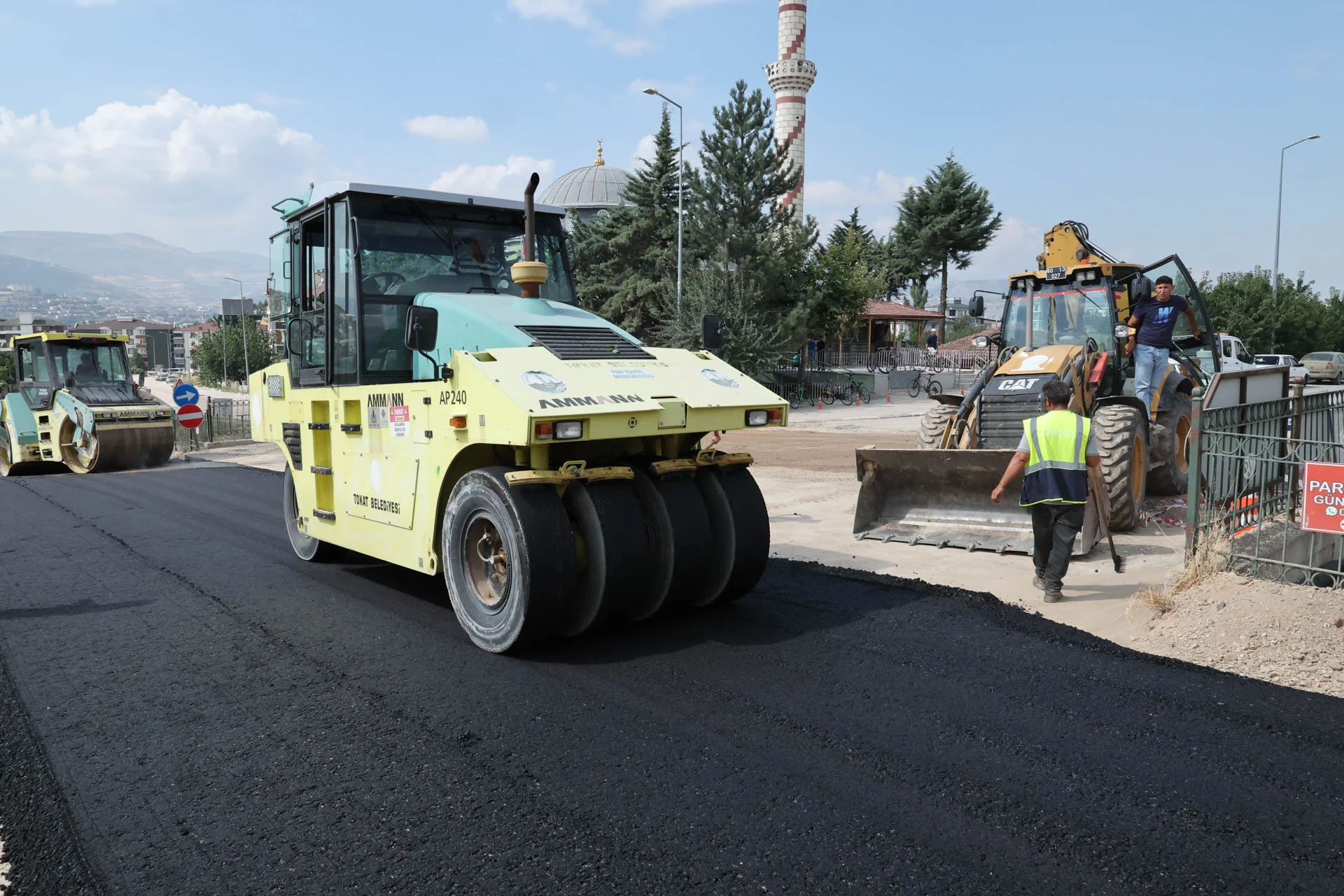 GÜNEŞLİ MAHALLESİ FİDANLIK CADDESİ’NDE ASFALT ÇALIŞMALARI TAMAMLANIYOR - Görsel 1