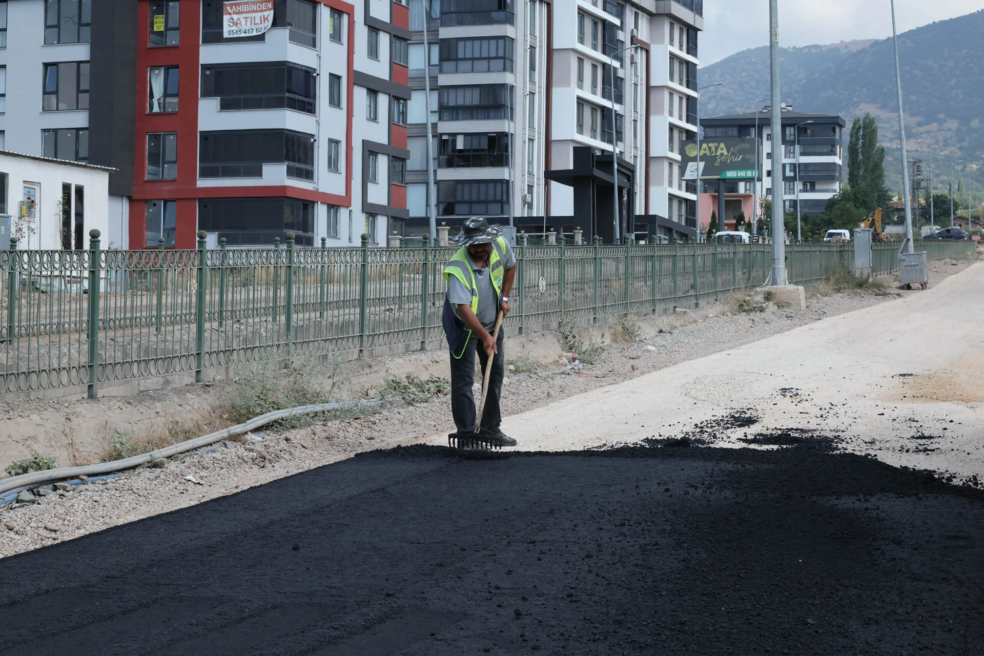 GÜNEŞLİ MAHALLESİ FİDANLIK CADDESİ’NDE ASFALT ÇALIŞMALARI TAMAMLANIYOR - Görsel 4