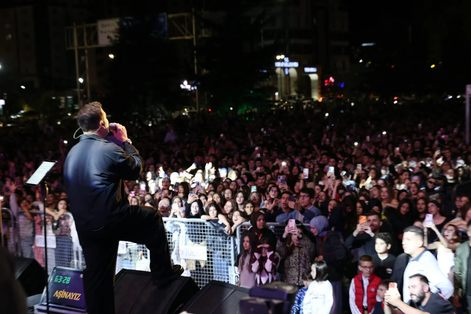 OĞUZHAN KOÇ KONSERİNDE ON BİNLERCE TOKATLI BULUŞTU - Görsel 3