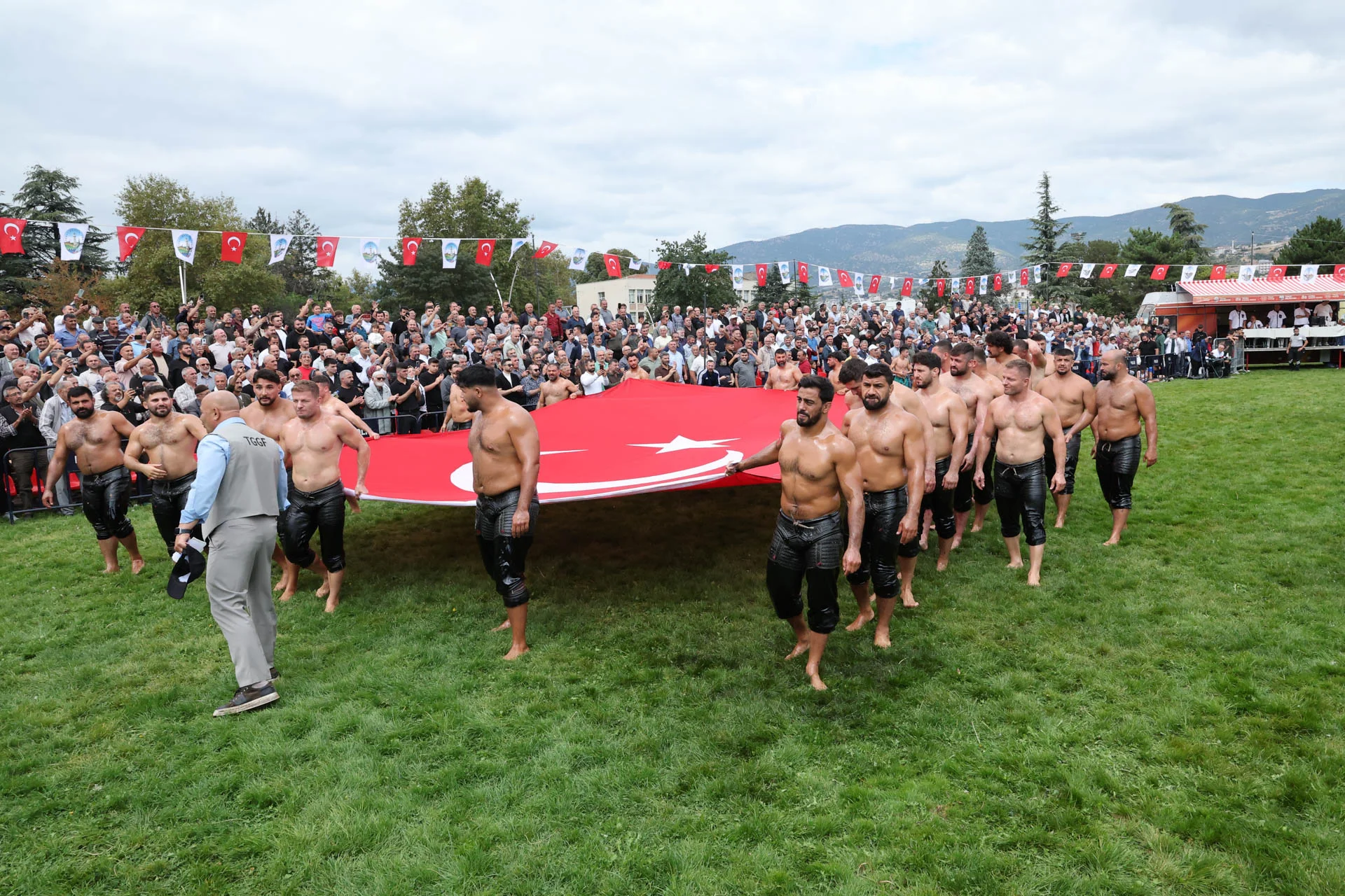 PEHLİVANLAR TOKAT’TA ER MEYDANINDA SAHNE ALDI - Görsel 2