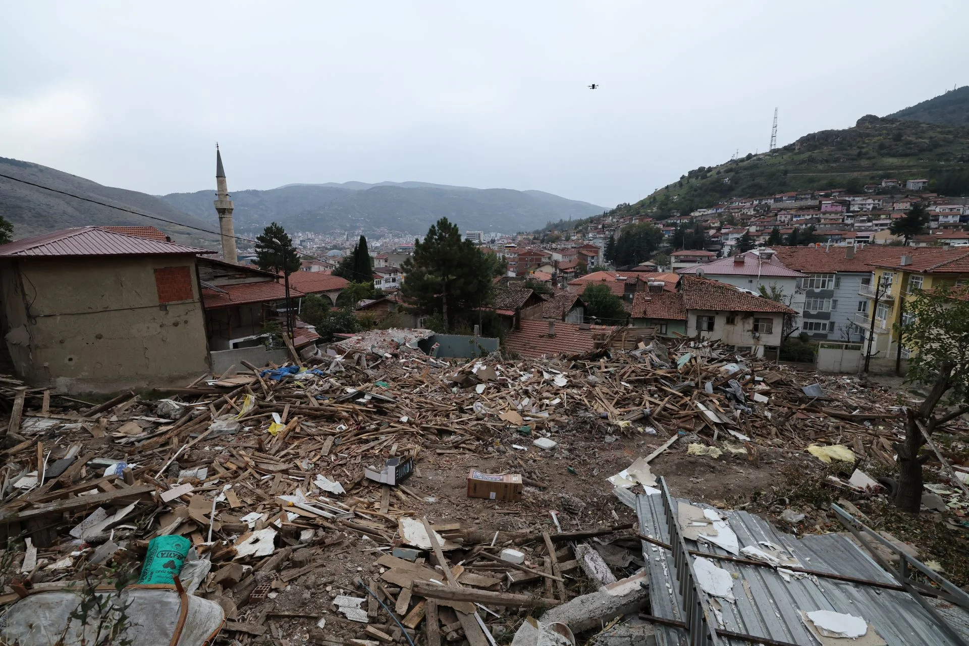 KENTSEL DÖNÜŞÜMDE YIKIM ÇALIŞMALARI SÜRÜYOR: 21 KONUTUN YIKIMI TAMAMLANDI - Görsel 13